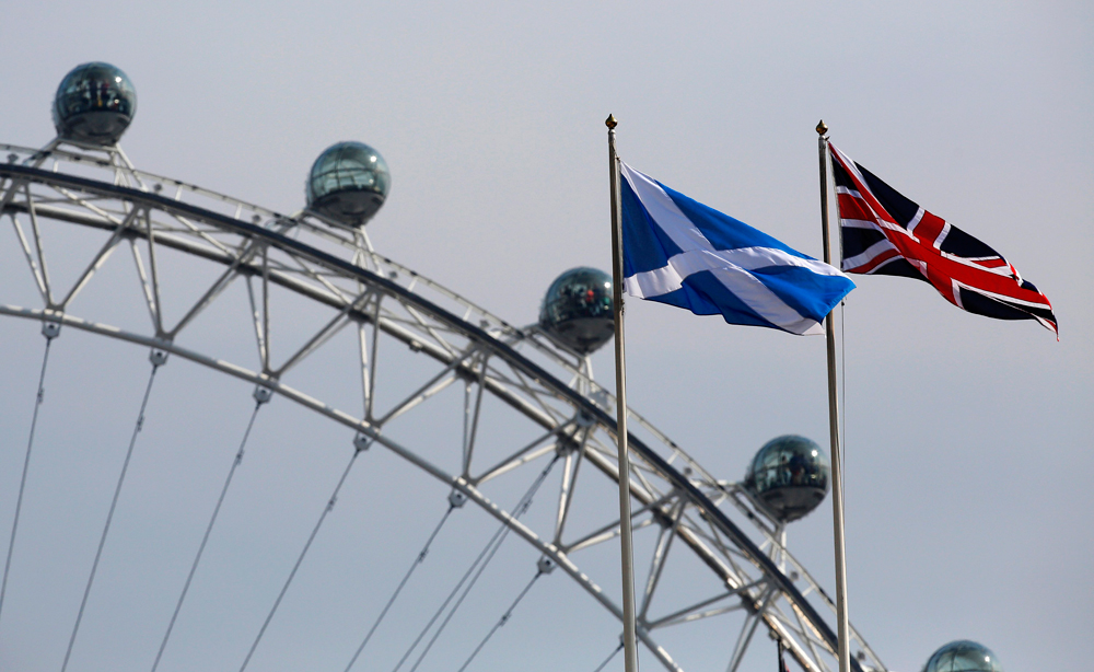 الأسكتلنديون رفضوا الاستقلال والمملكة المتحدة تعد بسلطات أوسع لمناطقها