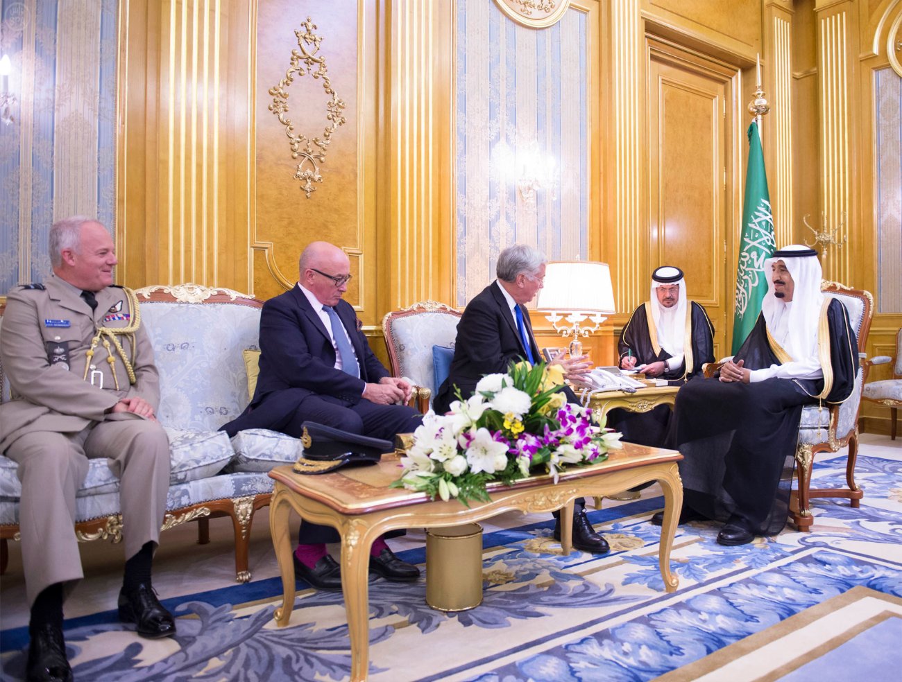 ولي العهد يستقبل وزير الدفاع البريطاني