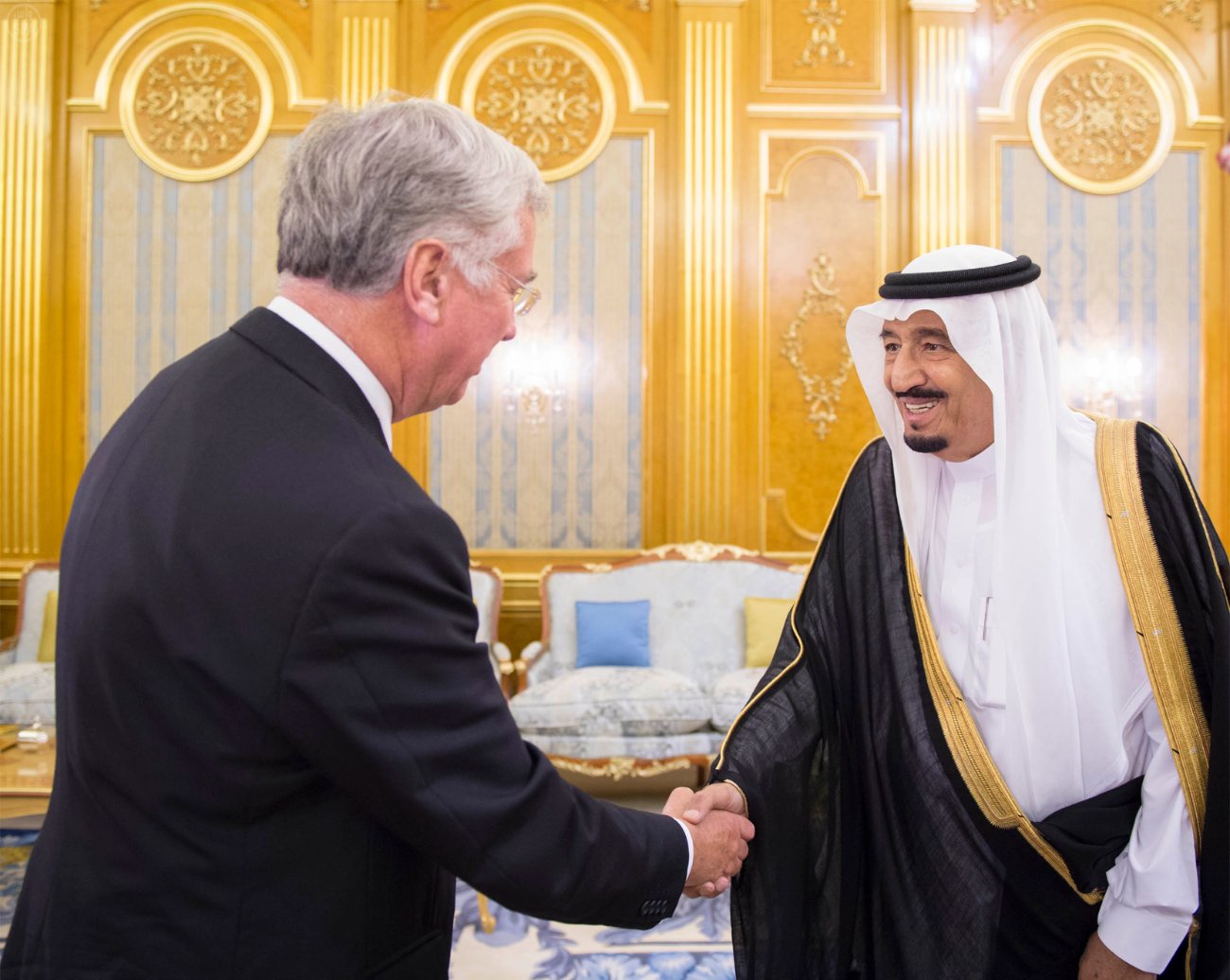 ولي العهد يستقبل وزير الدفاع البريطاني