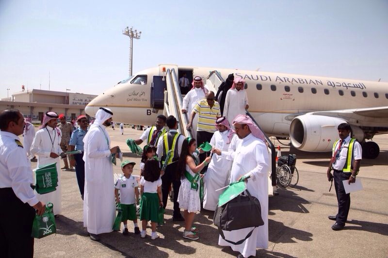 بالهدايا والبوفيه المفتوح مطار رفحاء يستقبل المسافرين