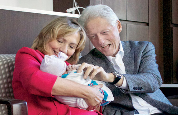 بيل كلينتون وزوجته يحتفلان بحفيدتهما الأولى