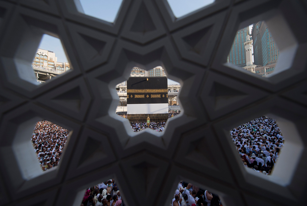 قصة مصورة: منى تودع ضيوفها المتعجلين