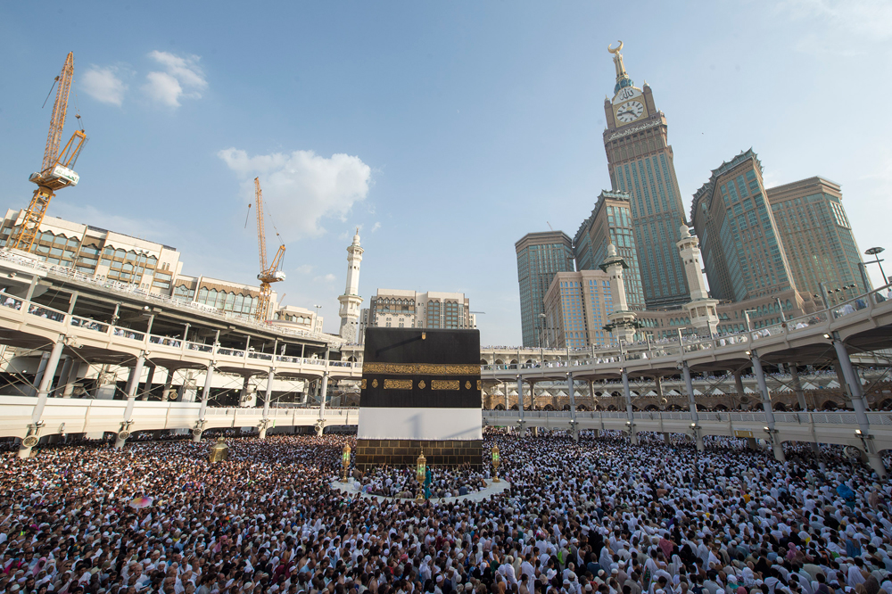 قصة مصورة: منى تودع ضيوفها المتعجلين
