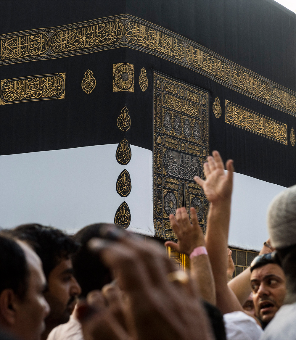 قصة مصورة: منى تودع ضيوفها المتعجلين