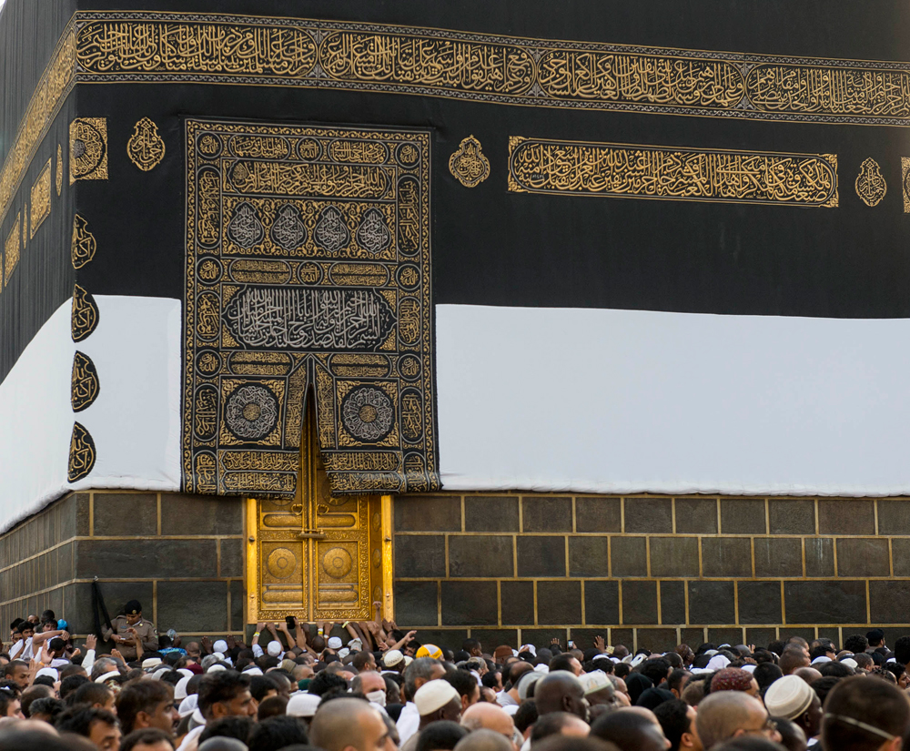 قصة مصورة: منى تودع ضيوفها المتعجلين