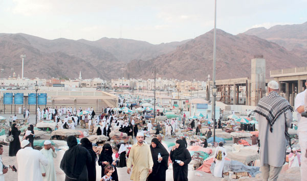 ساحة «أحد» سوق شعبية تستقبل الحجاج ..
و«عشبة مريم» الأكثر مبيعا