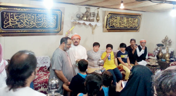 تجسيد دور العمدة بعمامته المكية يجذب زوار معرض «جيناكم يا حبايب»