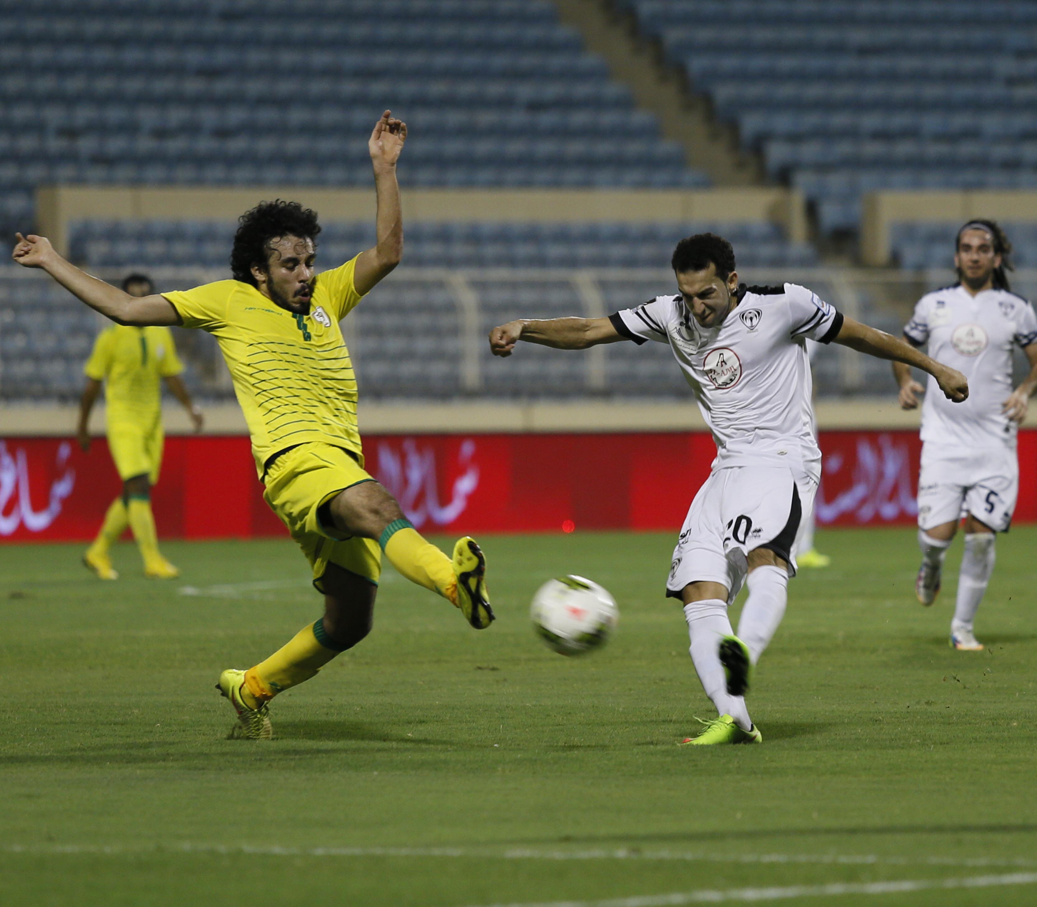 الشباب يتصدر الدوري مؤقتا