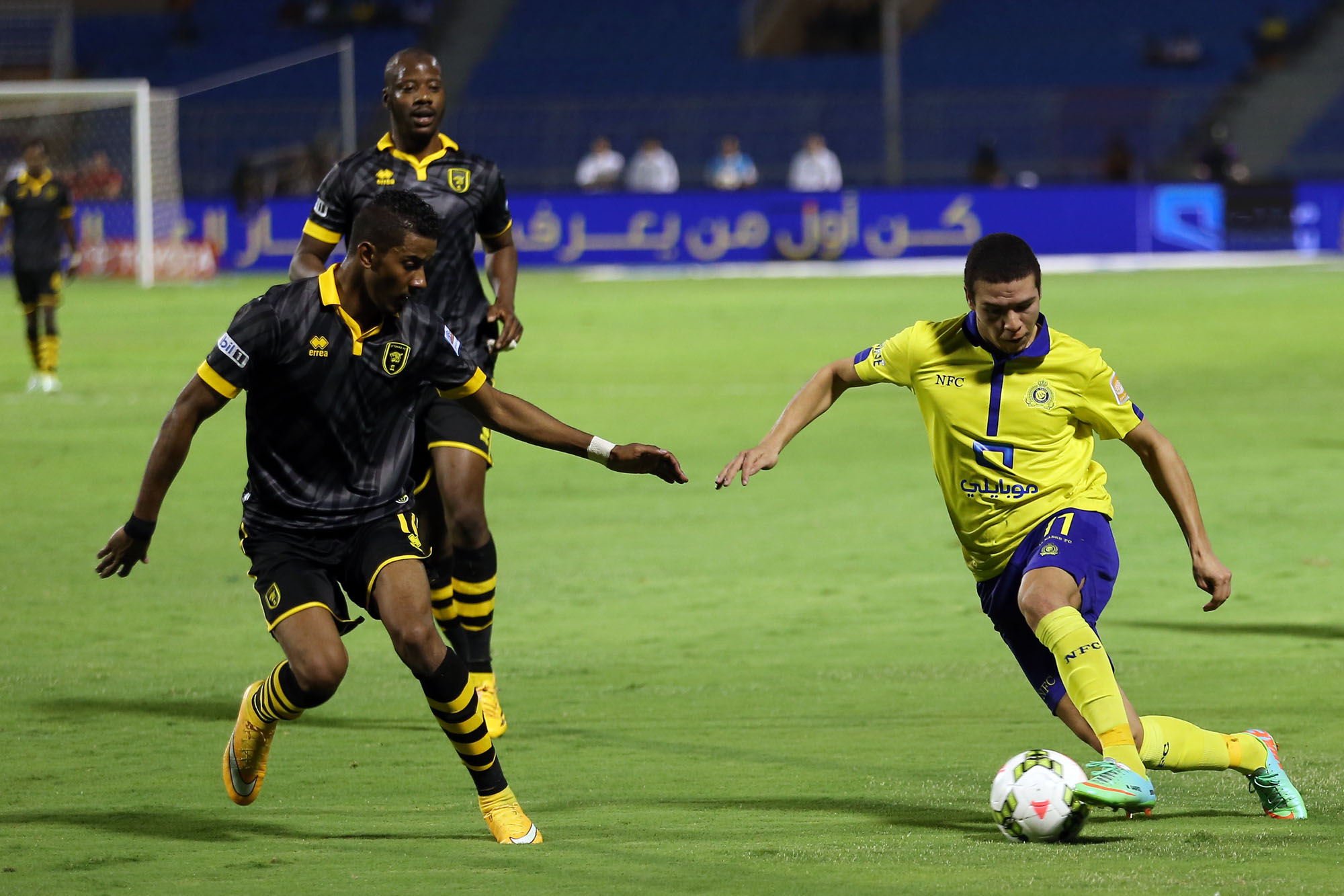 النصر يوقف انتصارات الاتحاد .. والأهلي يسحق الرائد
