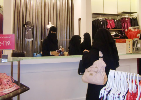 العمل تتحقق من تطبيق تأنيث المستلزمات النسائية وتنذر 27 محلاً مخالفاً