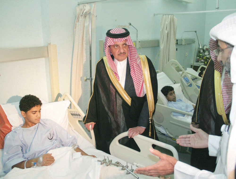 أمير الشرقية يزور مصابي حادثة «الدالوة»