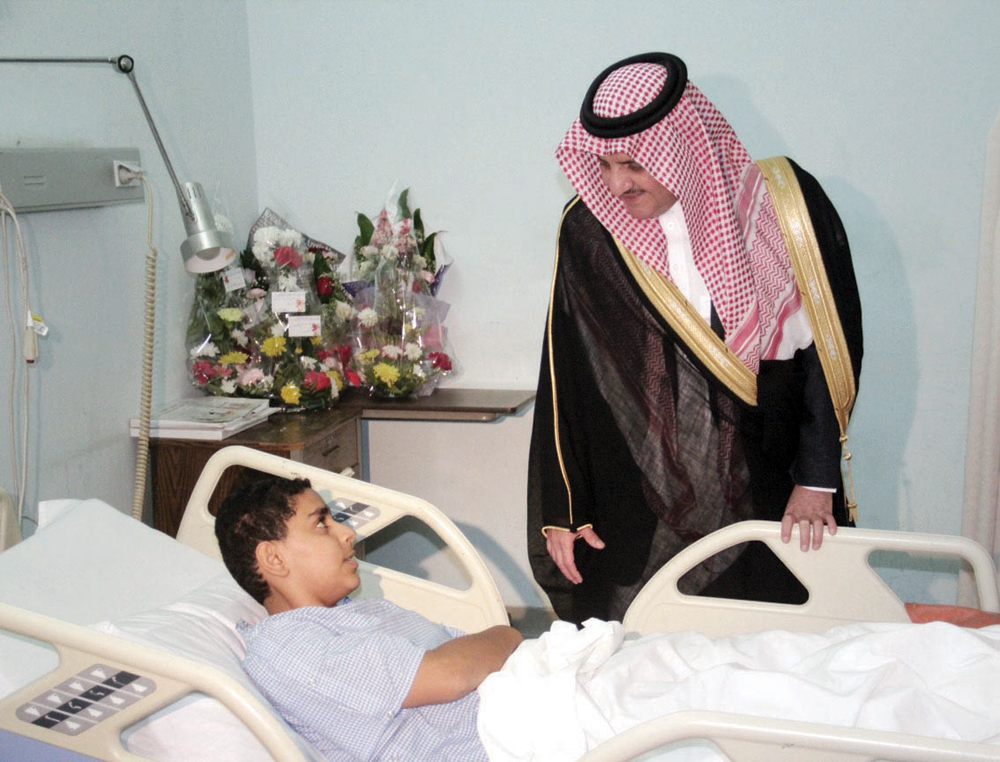 أمير الشرقية يزور مصابي حادثة «الدالوة»