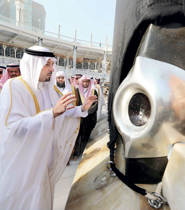 نيابة عن خادم الحرمين .. أمير مكة يتشرف بغسل الكعبة