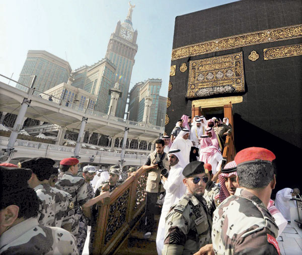 نيابة عن خادم الحرمين .. أمير مكة يتشرف بغسل الكعبة