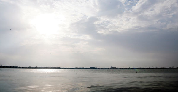 «الأرصاد» تحذر من ارتياد البحر
والطرق السريعة