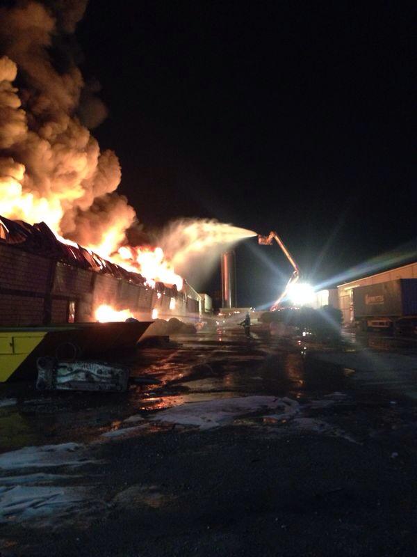 اندلاع حريق كبير في مصنع للمفروشات في الرياض