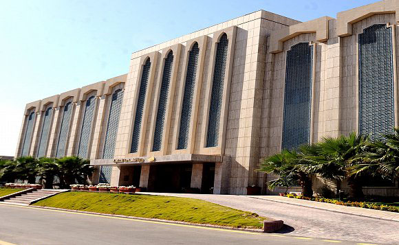 البراك التعيين على وظائف المستخدمين وبند الأجور بما لا يتفق مع المؤهلات مخالفة نظامية صحيفة الاقتصادية