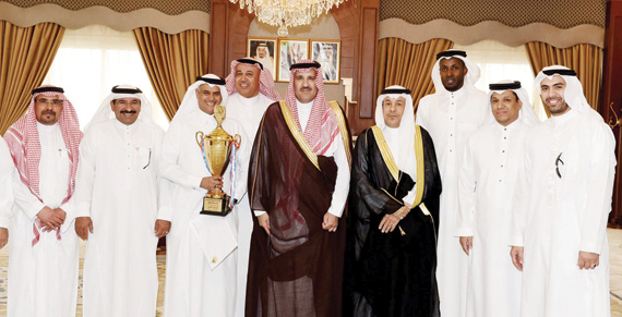 أمير المدينة المنورة يكرم «أُحُد»