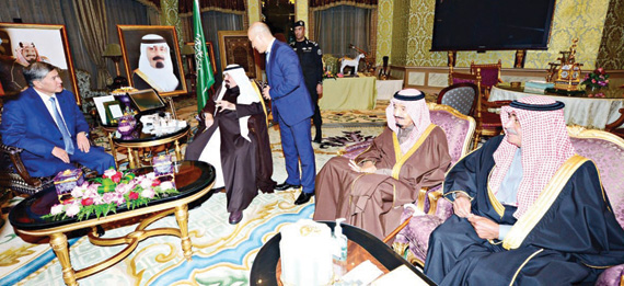 الملك يبحث ورئيس قيرغيزستان تطورات الأحداث الدولية