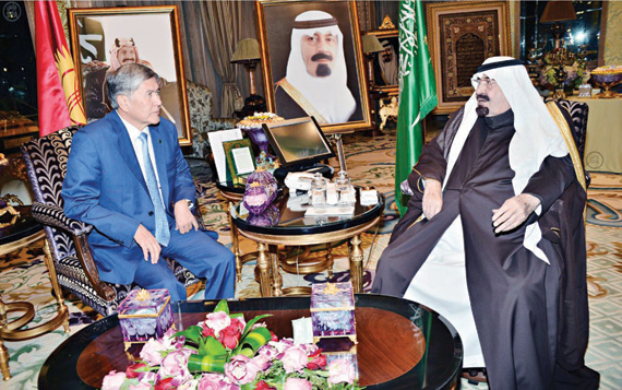 الملك يبحث ورئيس قيرغيزستان تطورات الأحداث الدولية