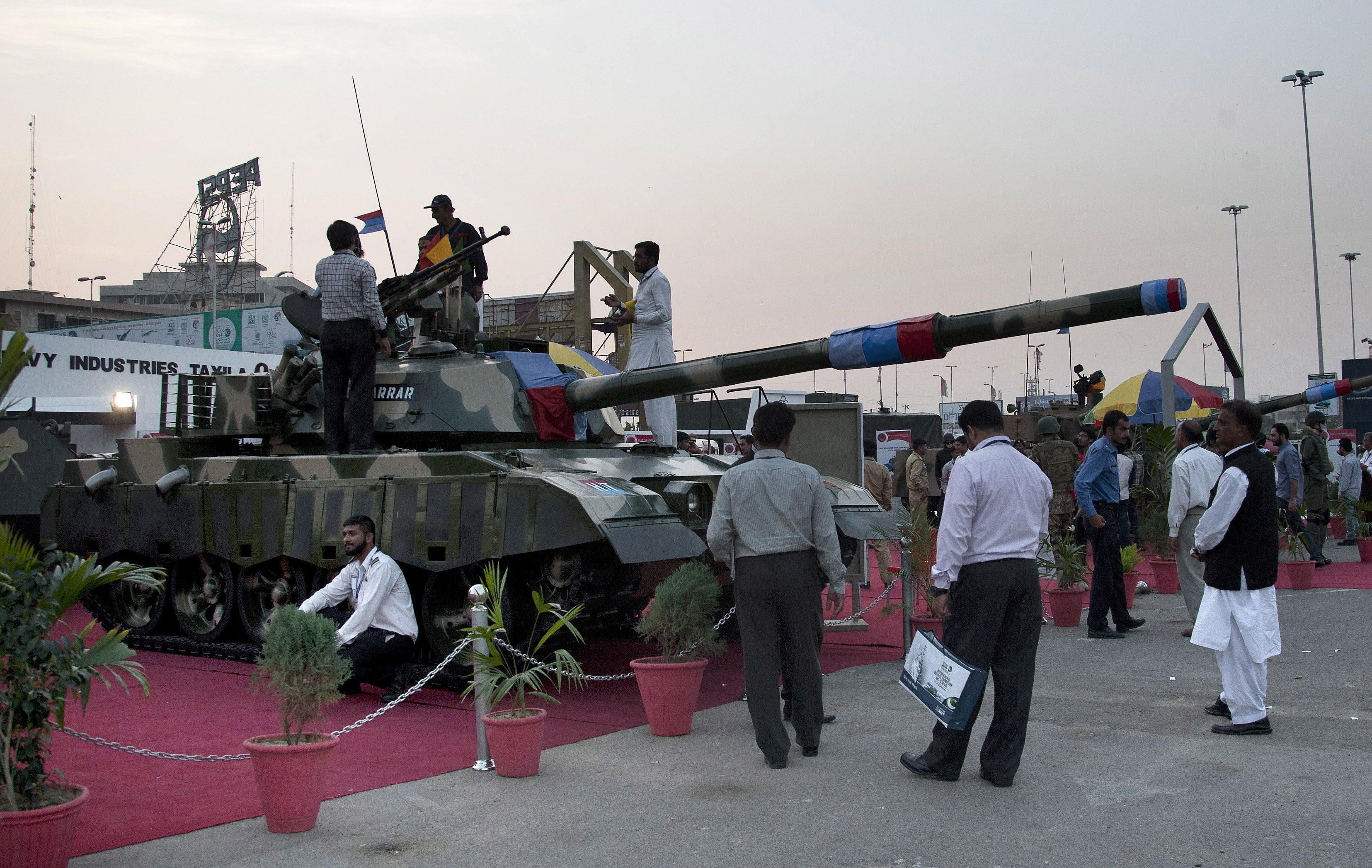 قصة مصورة: معرض الدفاع الدولي في كراتشي