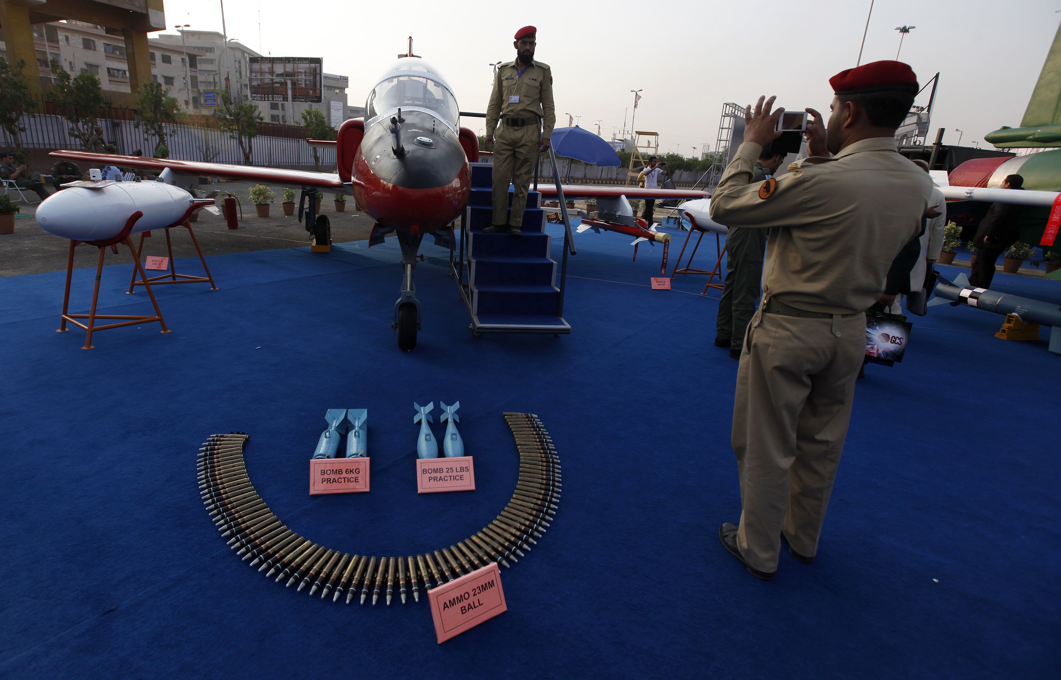 قصة مصورة: معرض الدفاع الدولي في كراتشي