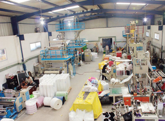 مصنّعون يحمّلون شركات البتروكيماويات السعودية مسؤولية عدم تراجع أسعار المنتجات محليا