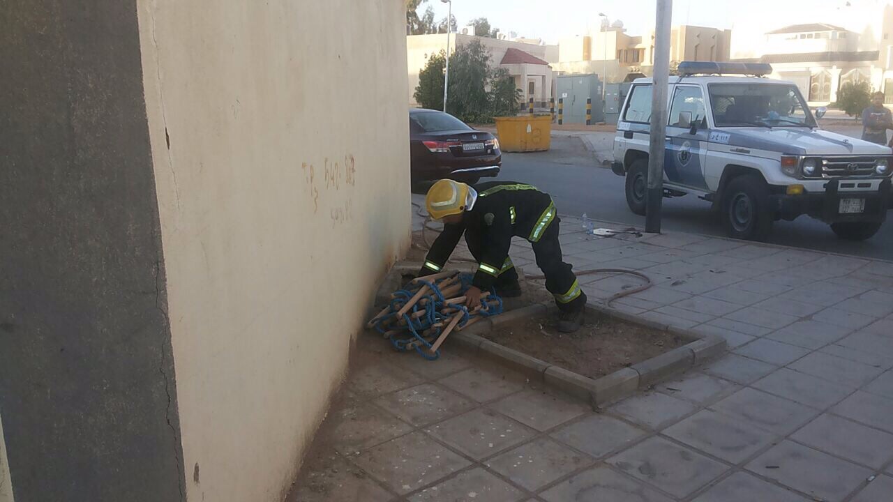 "مدني عرعر" يخرج طفل سقط في بركة صرف صحي
