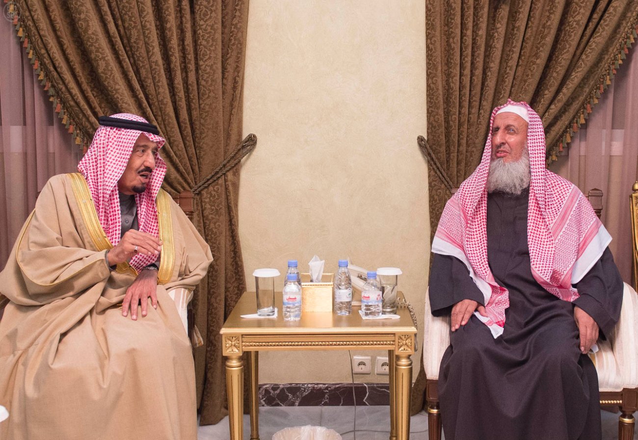 ولي العهد يزور مفتي عام المملكة