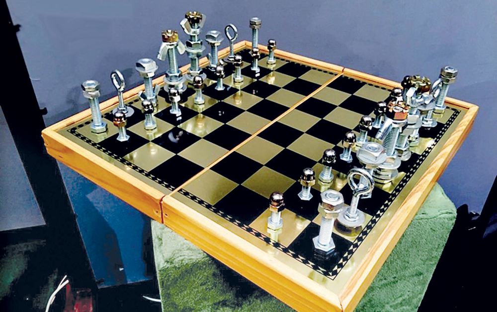 طلاب يبتكرون مجسمات جمالية بمواد التدوير