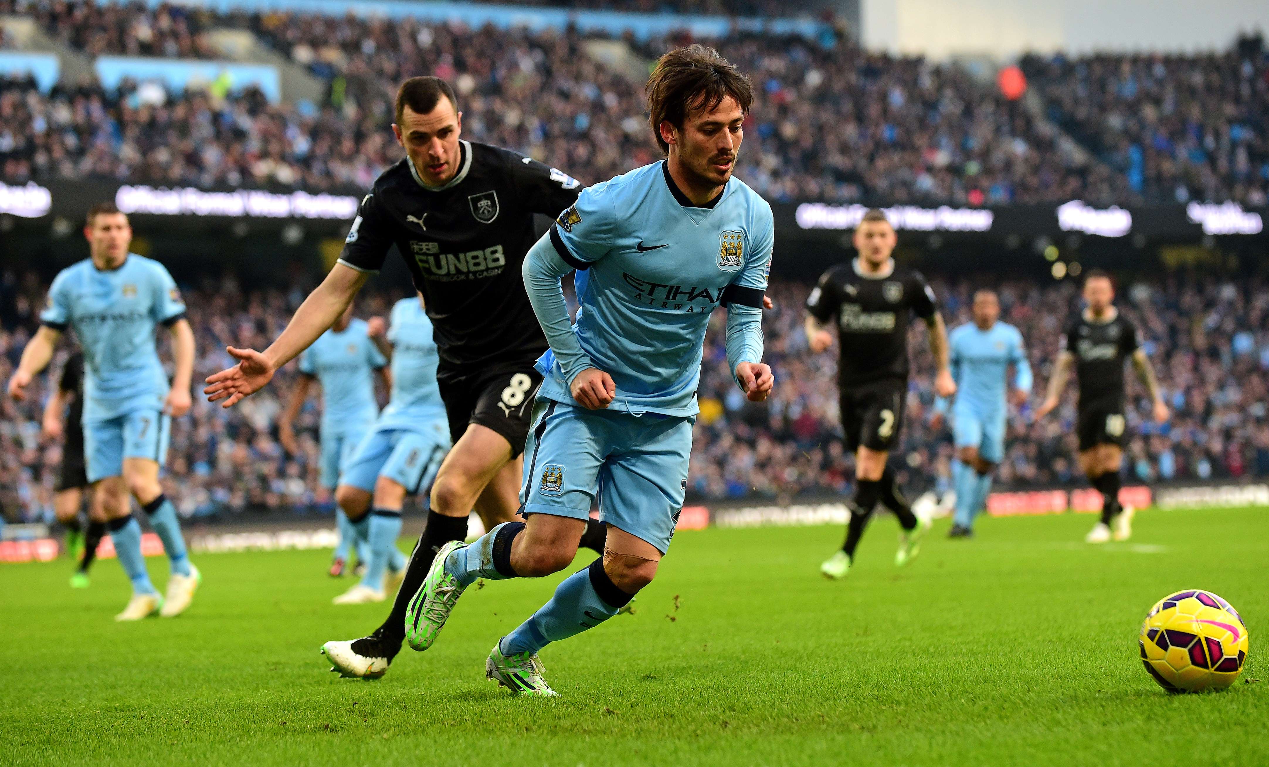 سيتي يرفض هدية تشيلسي ويتعادل مع بيرنلي في الدوري الإنجليزي