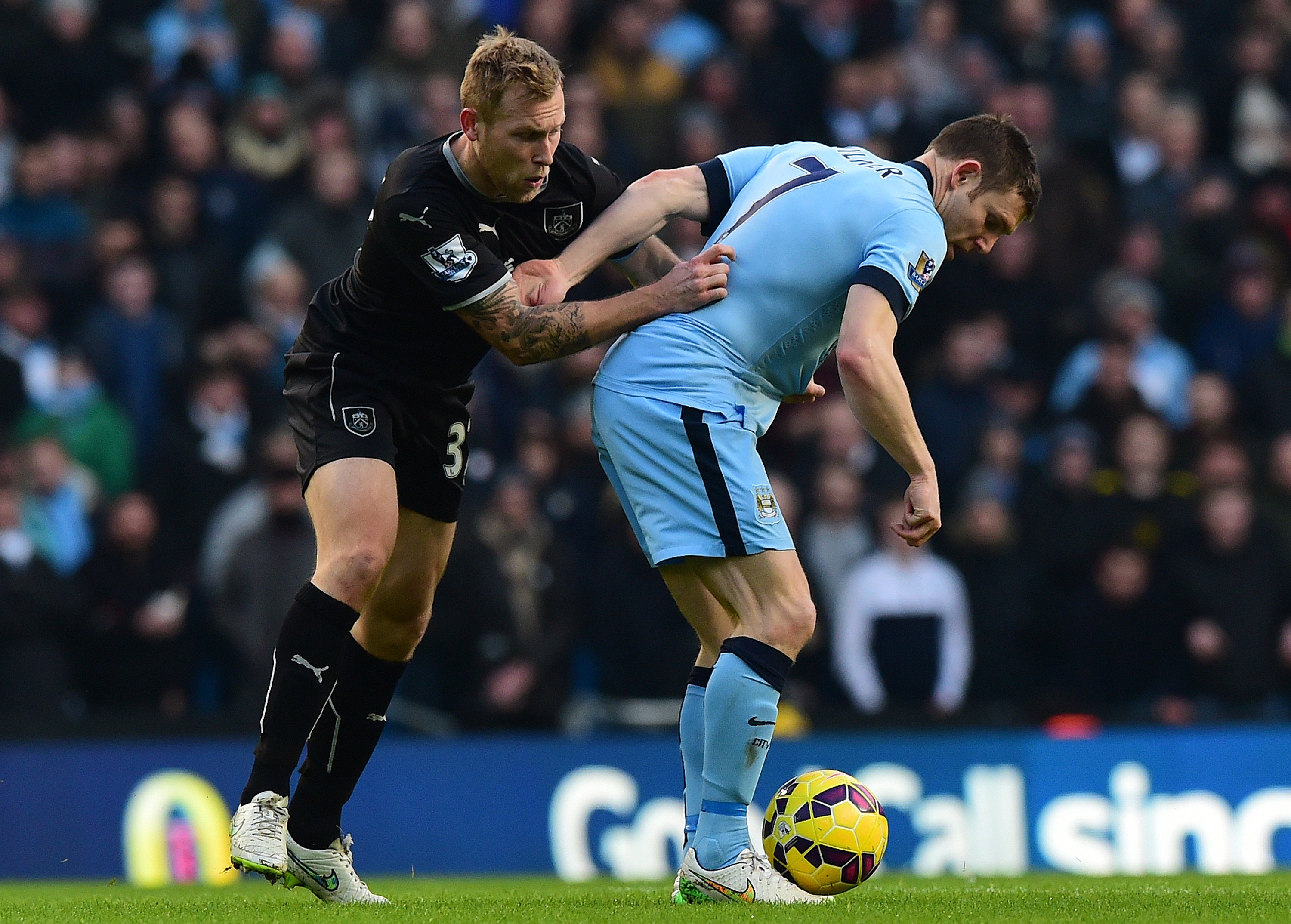 سيتي يرفض هدية تشيلسي ويتعادل مع بيرنلي في الدوري الإنجليزي