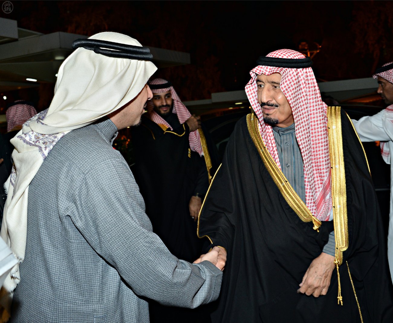 ولي العهد يطمئن على صحة خادم الحرمين الشريفين