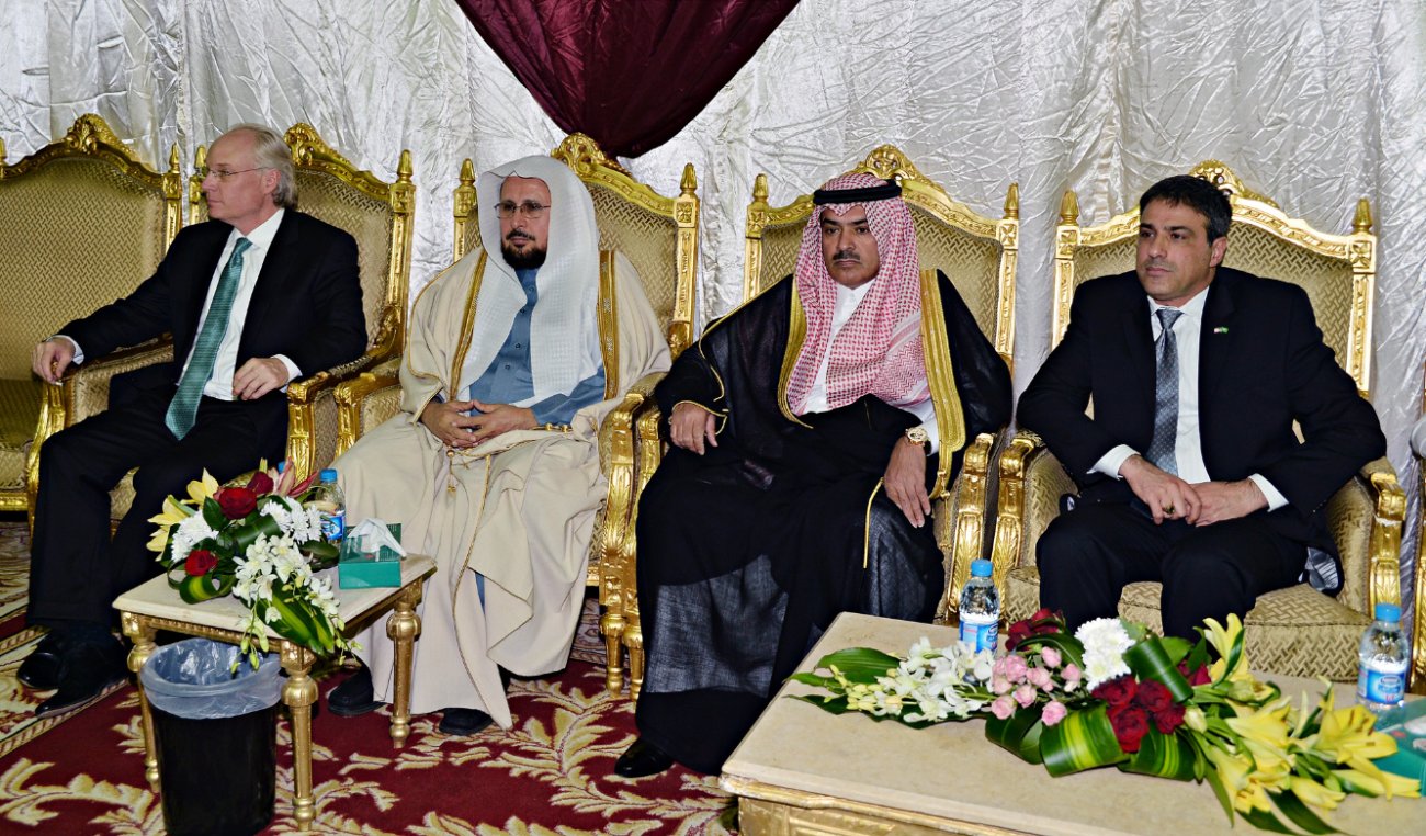 ولي العهد يطمئن على صحة خادم الحرمين الشريفين