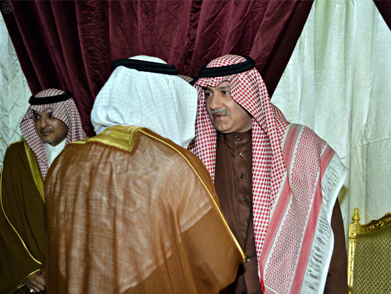 ولي العهد يطمئن على صحة خادم الحرمين الشريفين