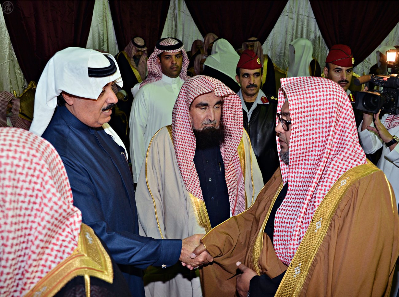 ولي العهد يطمئن على صحة خادم الحرمين الشريفين