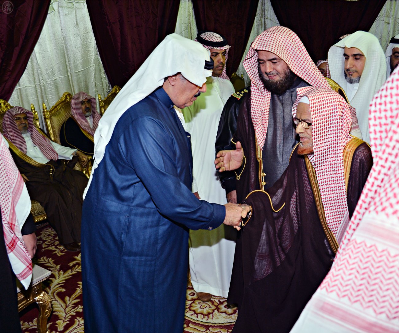 ولي العهد يطمئن على صحة خادم الحرمين الشريفين