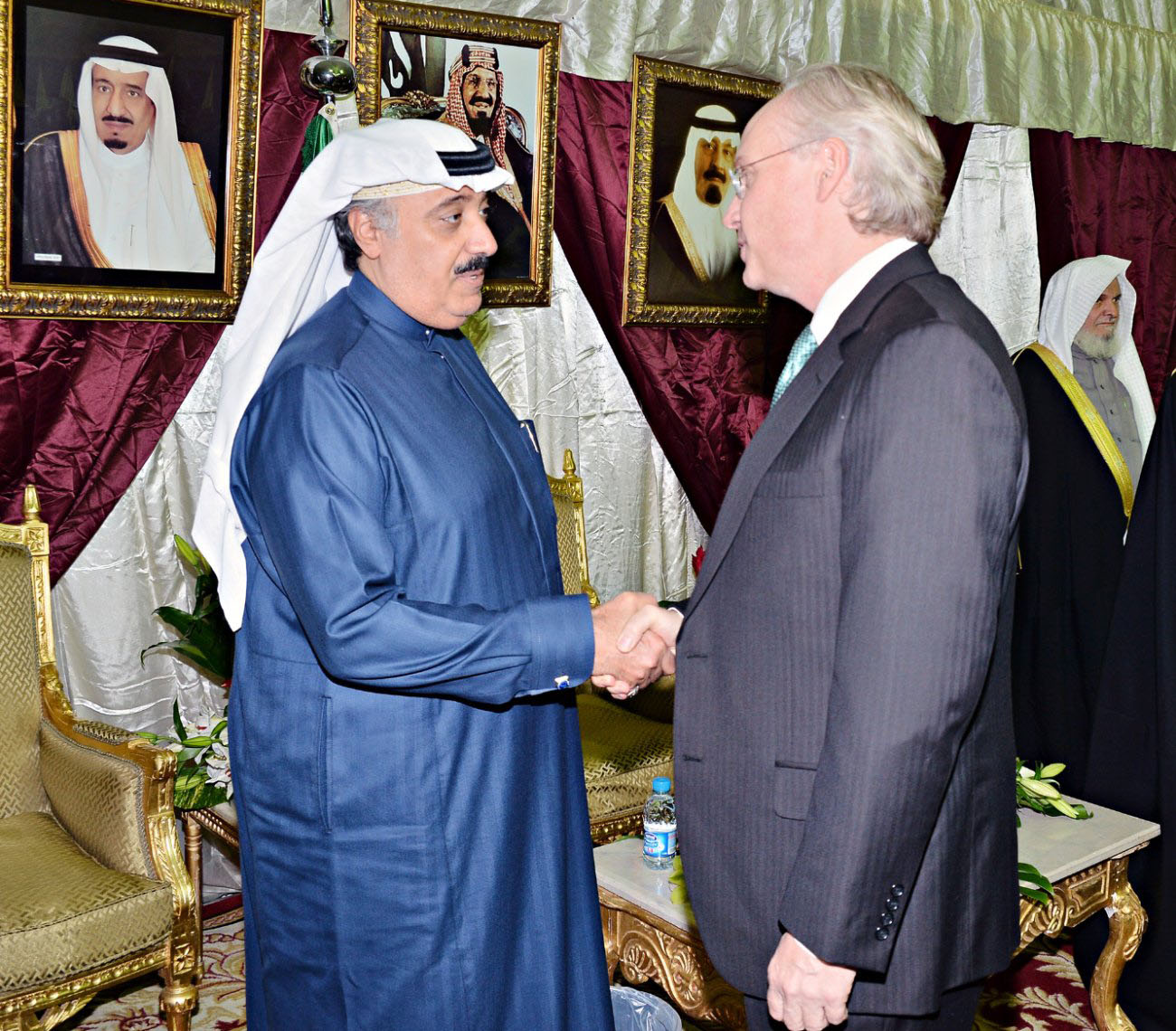 ولي العهد يطمئن على صحة خادم الحرمين الشريفين