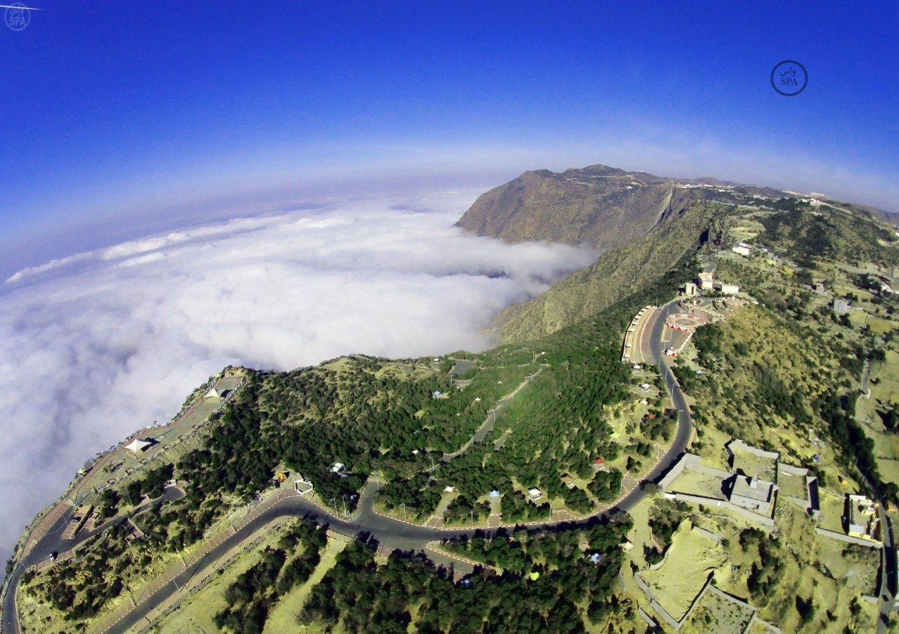 قصة مصورة: زحف السحاب نحو جبال النماص