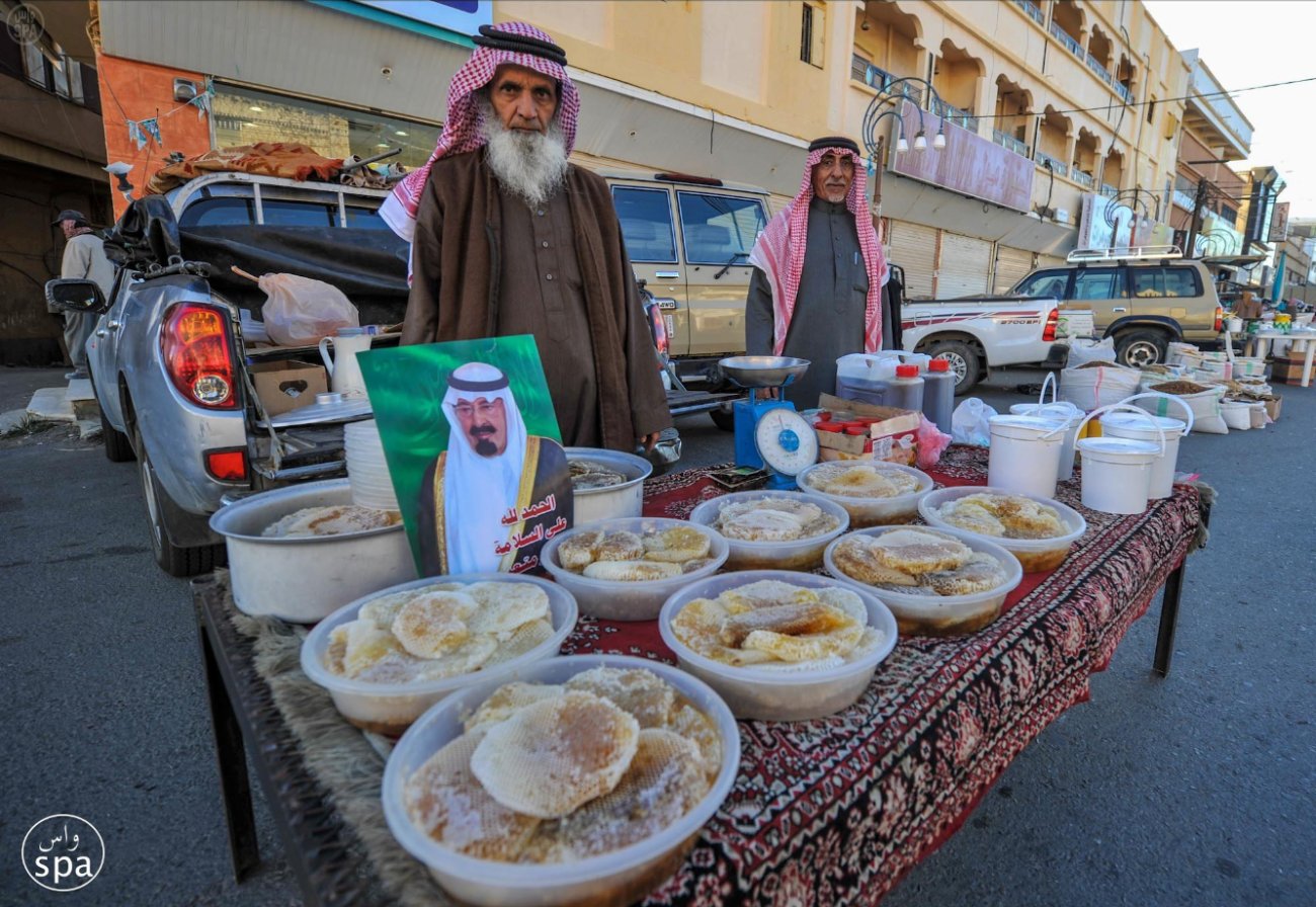 سوق السبت في بلجرشي يستقطب المتسوقين بمعروضاته ومنتجاته المميزة