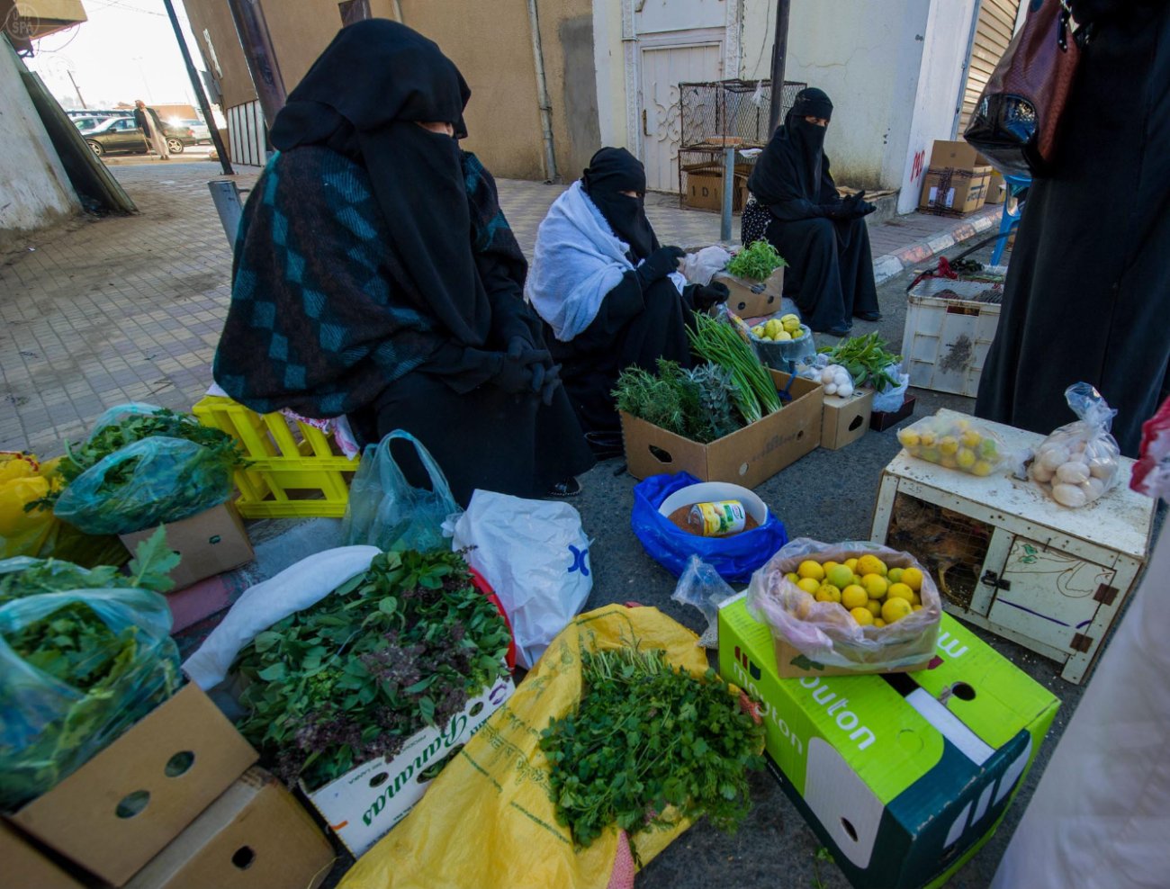 سوق السبت في بلجرشي يستقطب المتسوقين بمعروضاته ومنتجاته المميزة