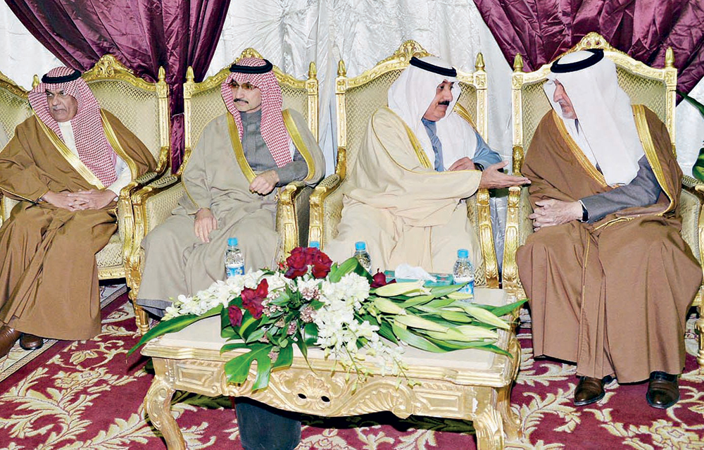 ولي العهد وولي ولي العهد وأمراء ومسؤولون ومواطنون يطمئنون على صحة خادم الحرمين