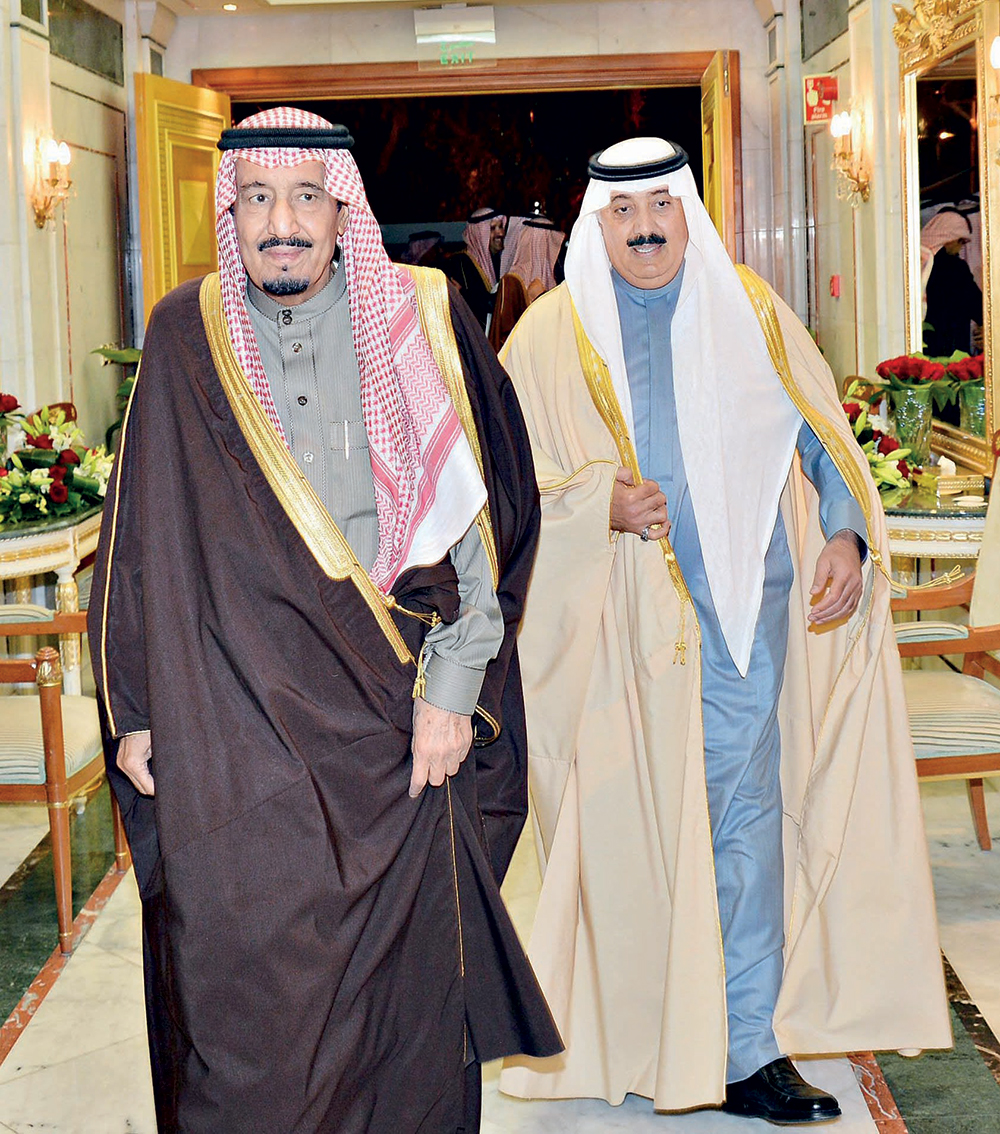 ولي العهد وولي ولي العهد وأمراء ومسؤولون ومواطنون يطمئنون على صحة خادم الحرمين