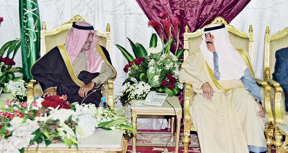 ولي العهد وولي ولي العهد وأمراء ومسؤولون ومواطنون يطمئنون على صحة خادم الحرمين