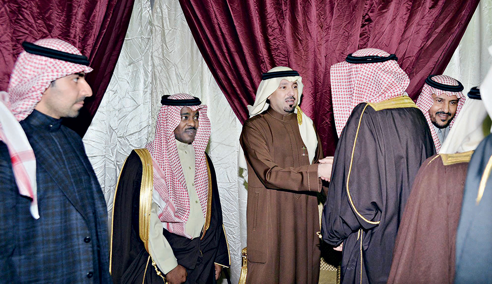 ولي العهد وولي ولي العهد وأمراء ومسؤولون ومواطنون يطمئنون على صحة خادم الحرمين