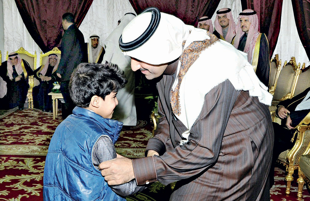ولي العهد وولي ولي العهد وأمراء ومسؤولون ومواطنون يطمئنون على صحة خادم الحرمين