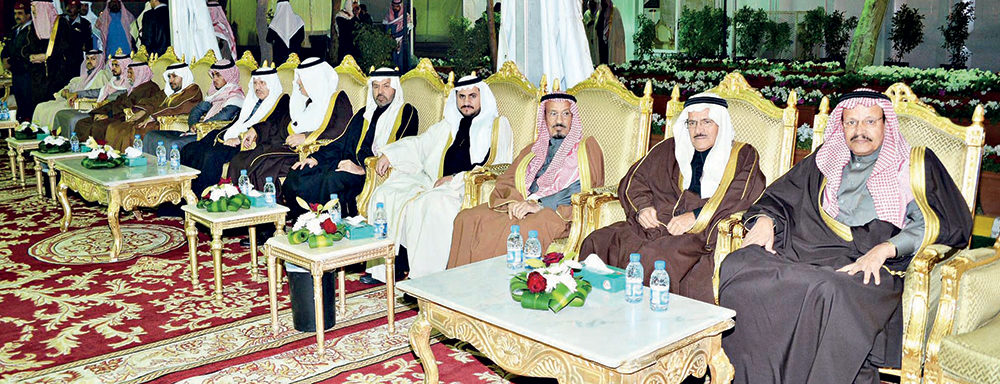 ولي العهد وولي ولي العهد وأمراء ومسؤولون ومواطنون يطمئنون على صحة خادم الحرمين