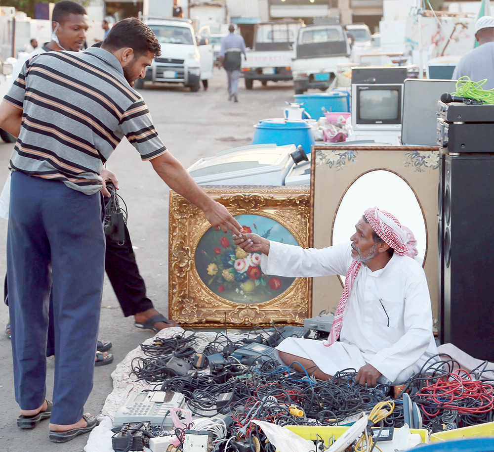 «حراج كيلو 7».. خدمات متهالكة وبضائع مجهولة