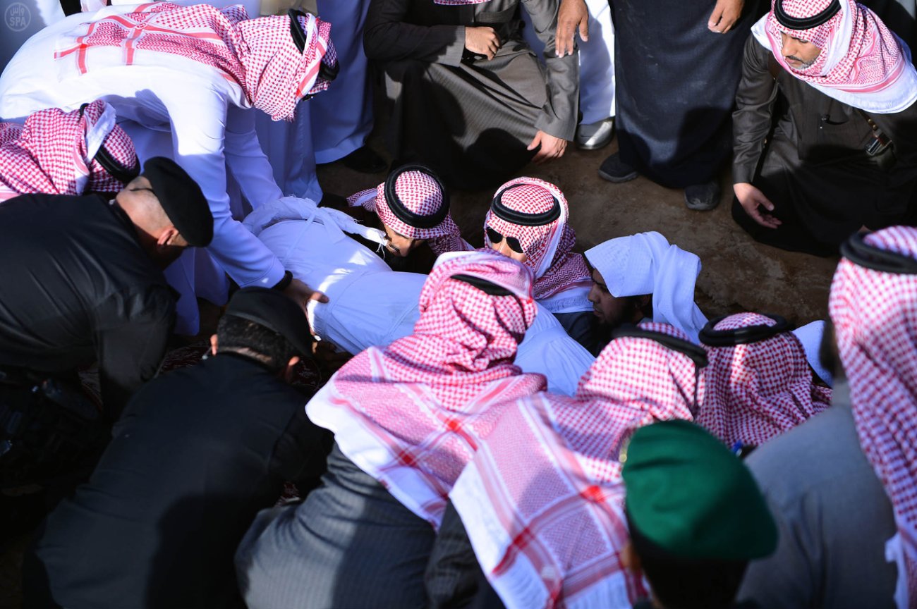 السعودية تواري خادم الحرمين الشريفين الملك عبدالله بن عبد العزيز الثرى في مقبرة العود
