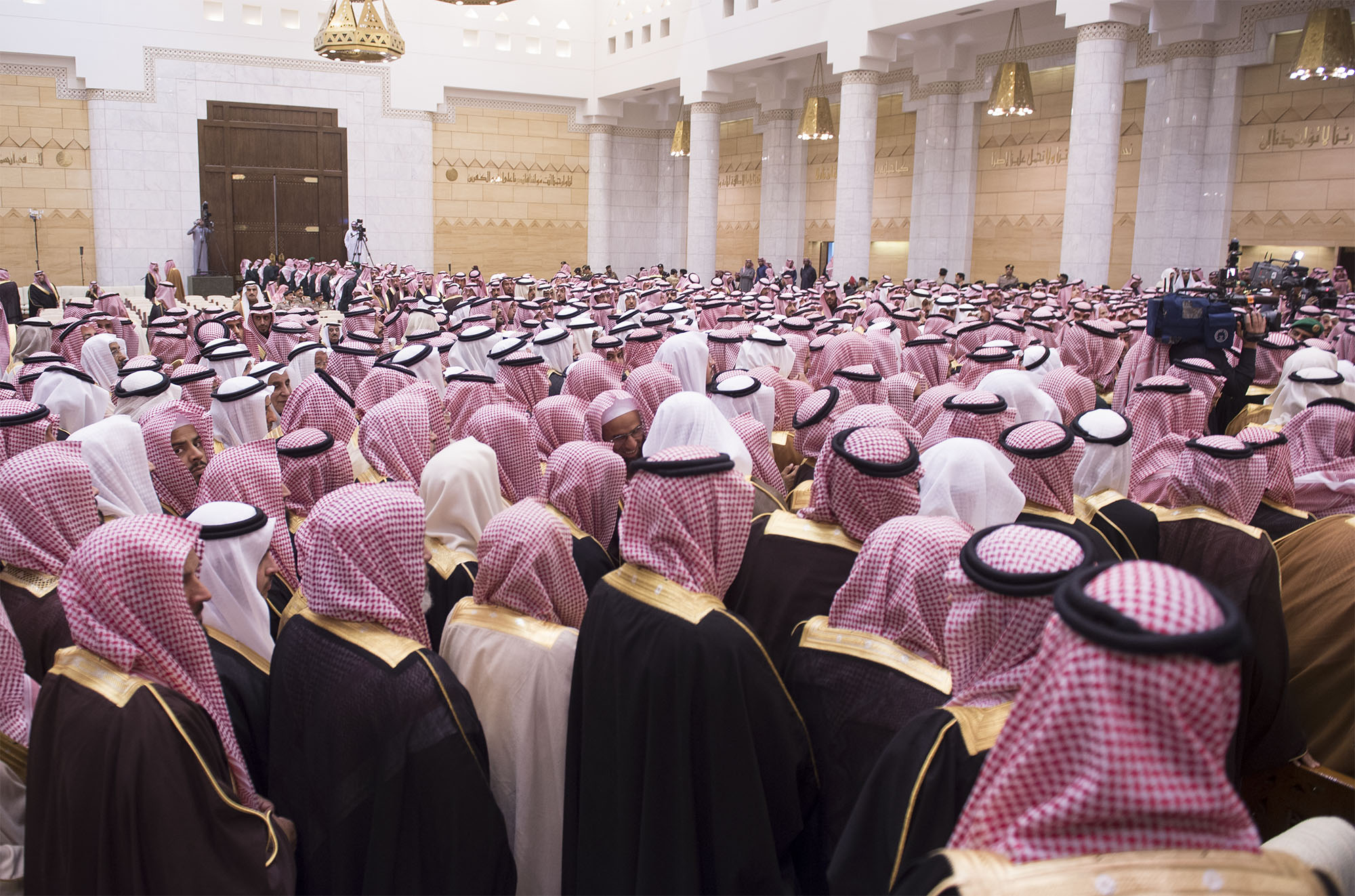 خادم الحرمين الشريفين وولي العهد وولي ولي العهد يتلقون البيعة